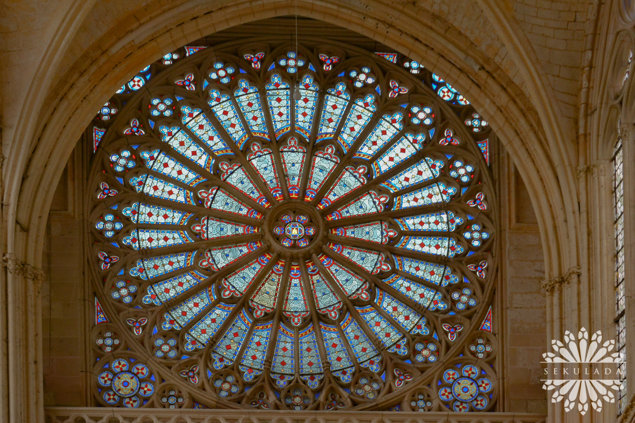 Rozeta w Sainte-Chapelle w Saint-Germer-de-Fly; Hauts-de-France, Francja.