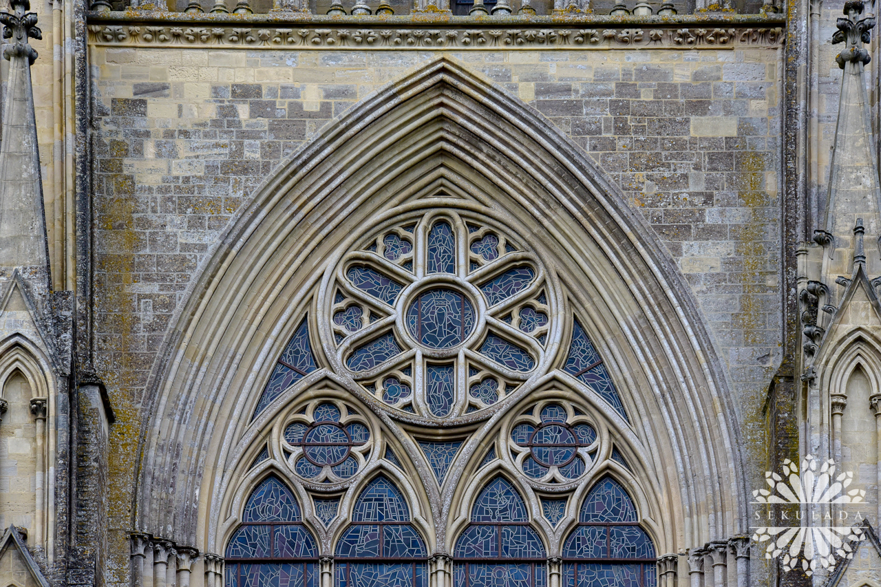 Ostrołuk z maswerkiem w katedrze NMP w Coutances; Francja.