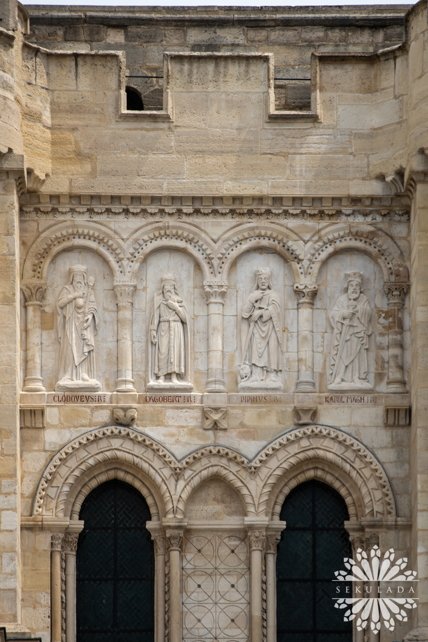 Królowie z fasady zachodniej bazyliki św. Dionizego (fr. Basilique Saint-Denis); Saint-Denis, Francja.