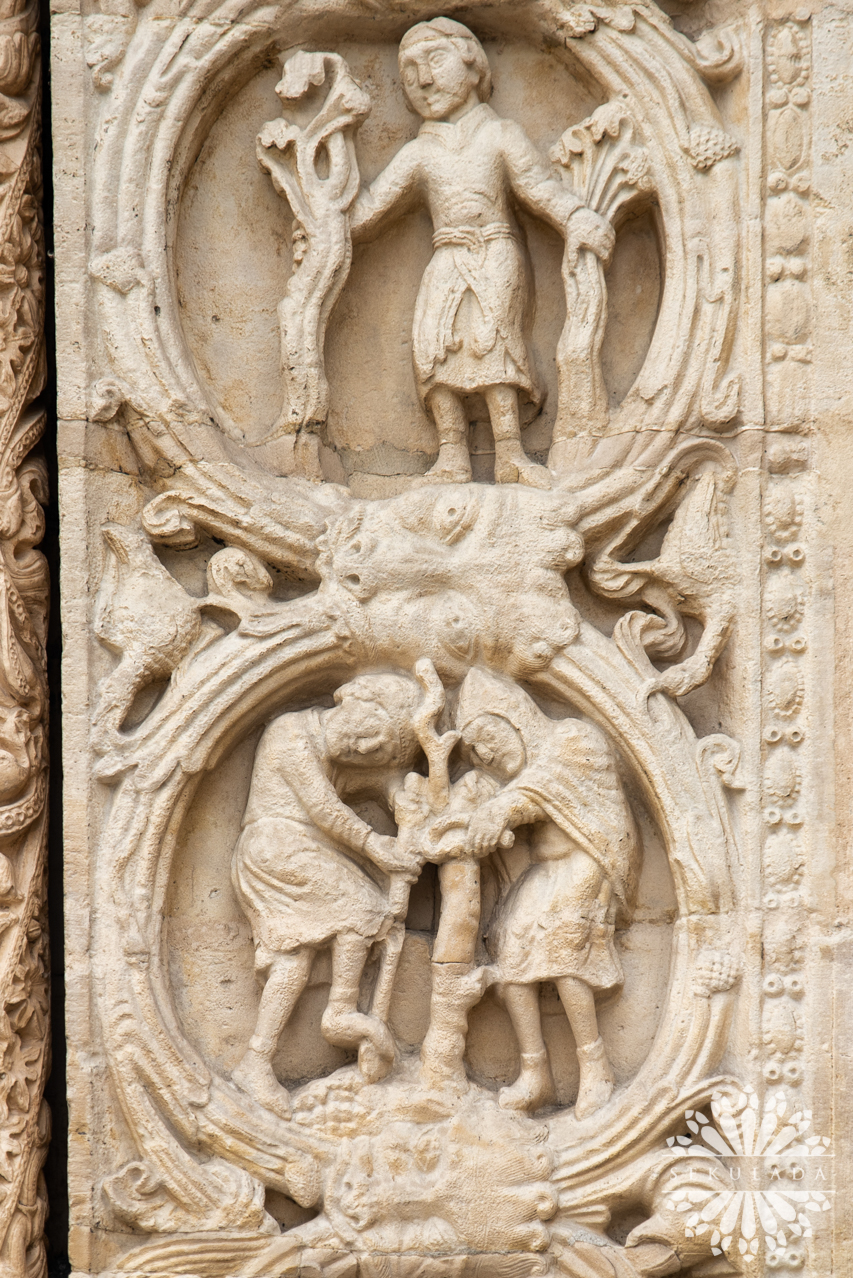 Relief z portalu fasady zachodniej w kościele św. Dionizego; Saint-Denis, Francja.