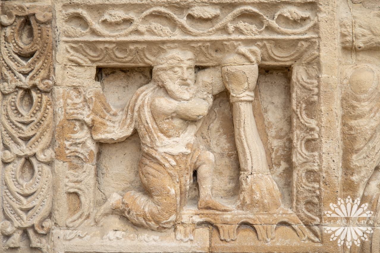 Relief z portalu fasady zachodniej w kościele św. Dionizego; Saint-Denis, Francja.