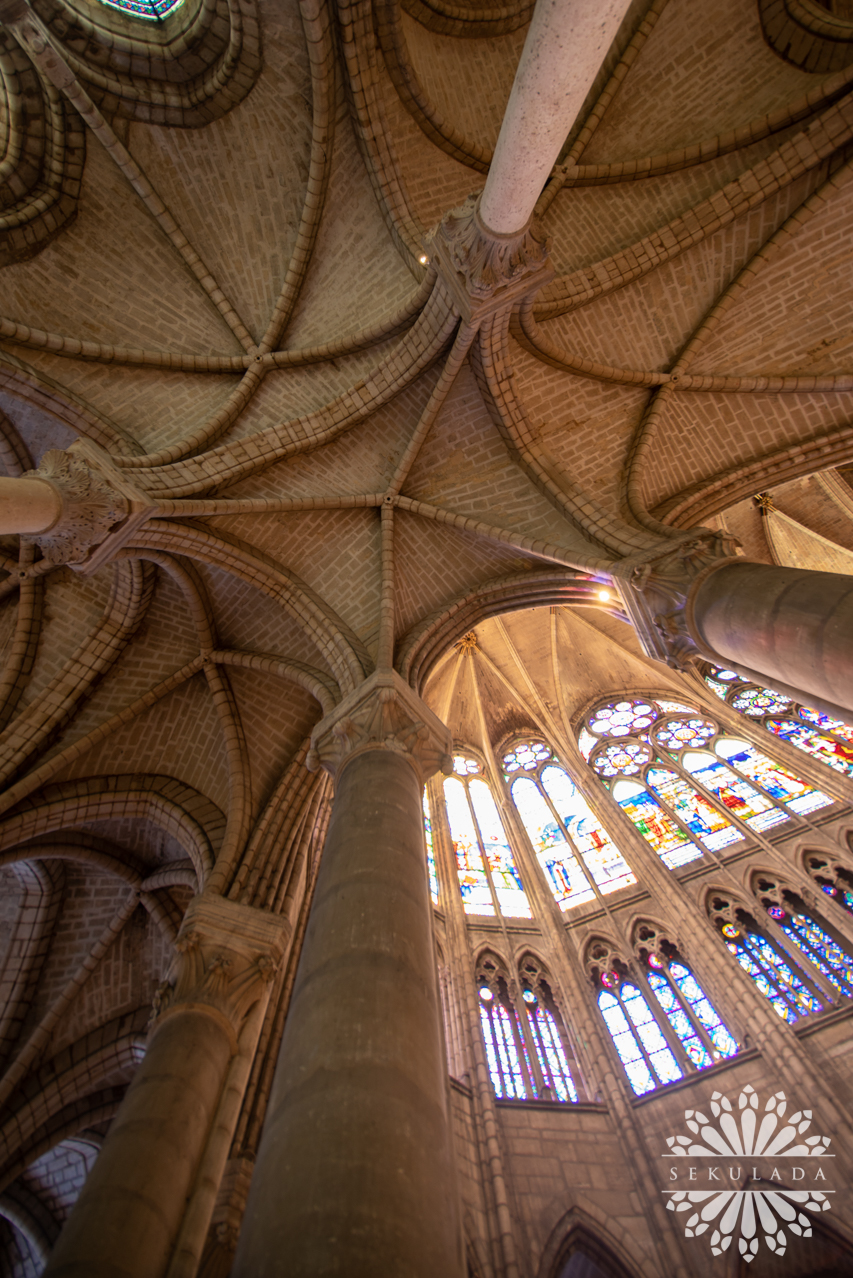 Sklepienie ambitu i prezbiterium w bazylice św. Dionizego w Saint-Denis (fr. Basilique Saint-Denis); Île-de-France, Francja.