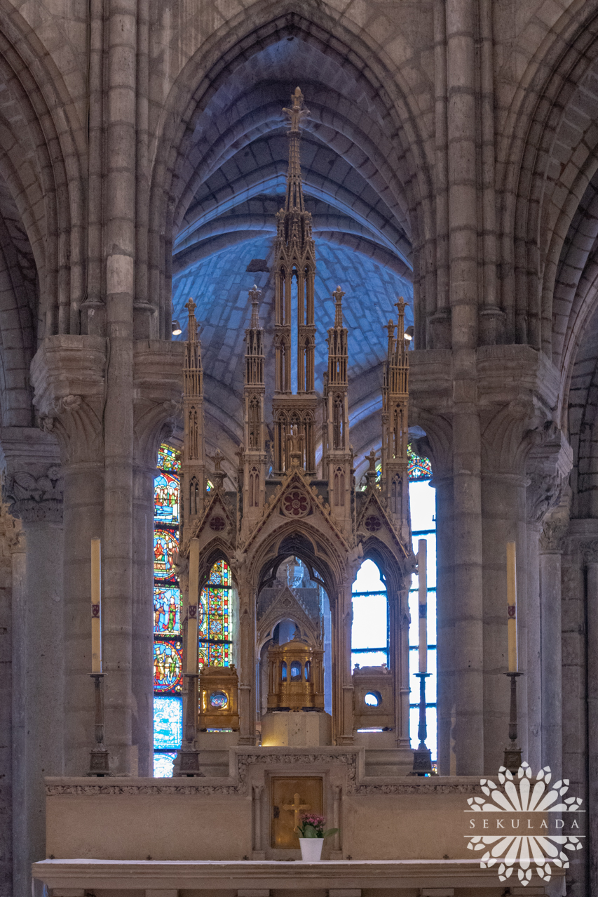 Prezbiterium w kościele św. Dionizego (fr. Basilique Saint-Denis); Saint-Denis, Francja.