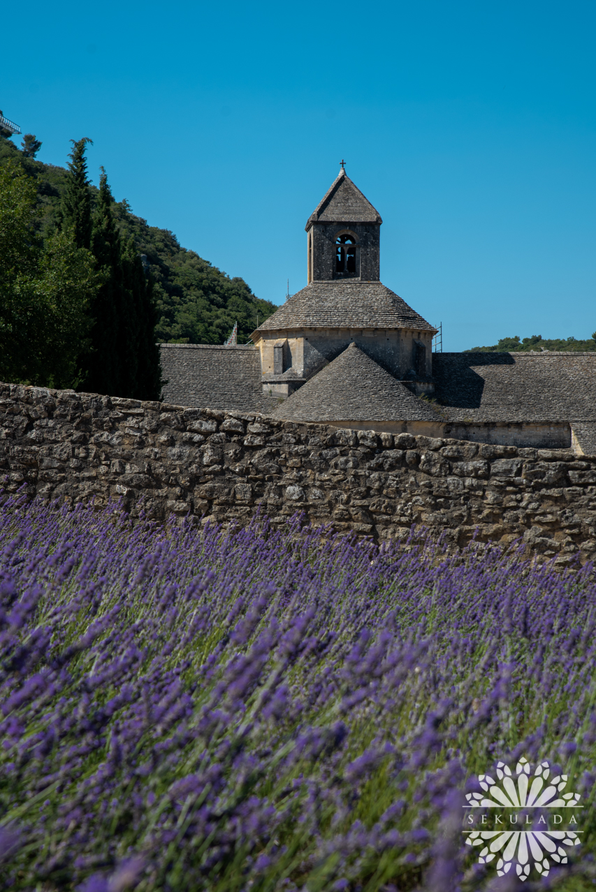 Opactwo Senanque (fr. Abbaye Notre-Dame de Sénanque); Prowansja-Alpy-Lazurowe Wybrzeże; Francja.