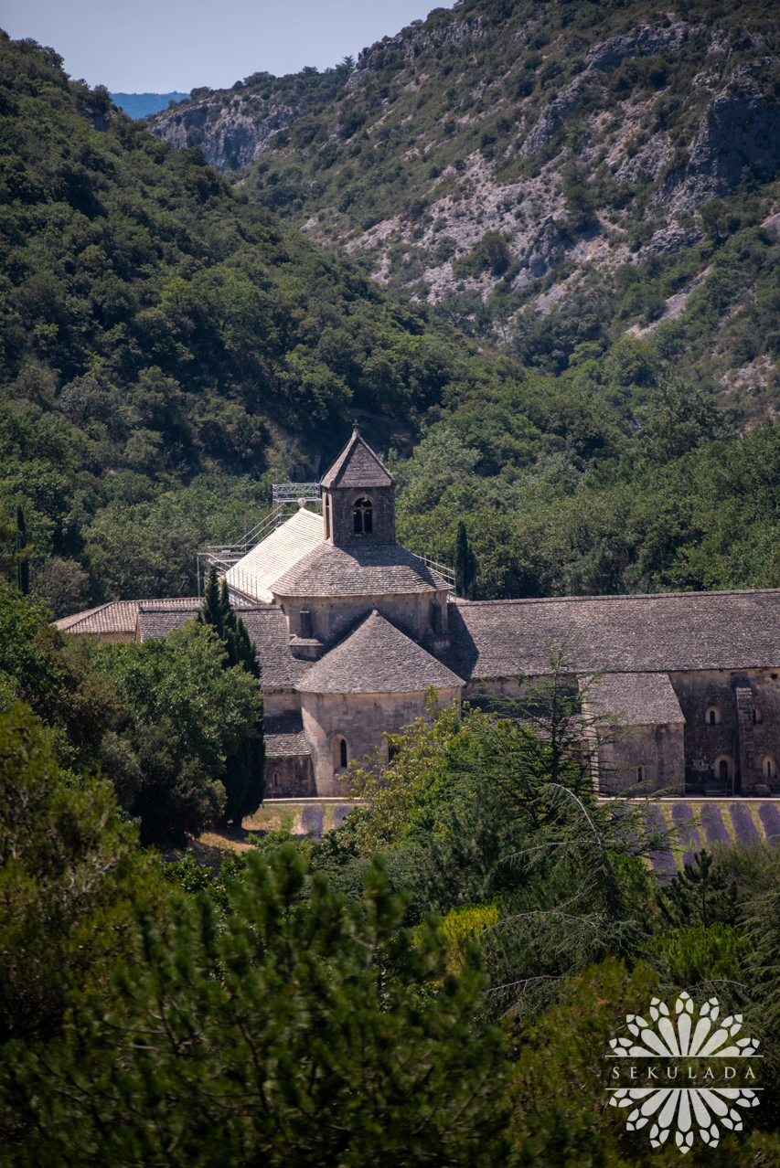 Opactwo Senanque (fr. Abbaye Notre-Dame de Sénanque); Prowansja-Alpy-Lazurowe Wybrzeże; Francja.