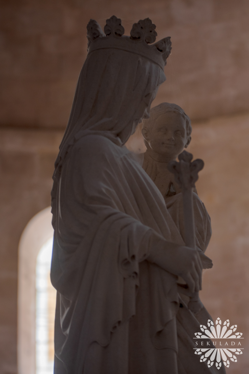 Figura Najświętszej Marii Panny z Dzieciątkiem Jezus; Opactwo Senanque w Gordes, Francja.