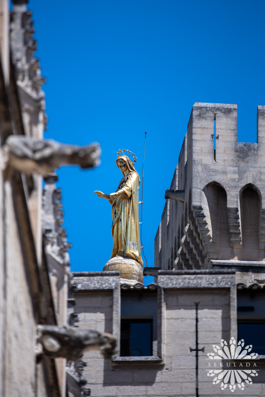 Pozłacaną figura Najświętszej Marii Panny; katedra w Awinionie (fr. Cathédrale Notre-Dame des Doms), Francja.