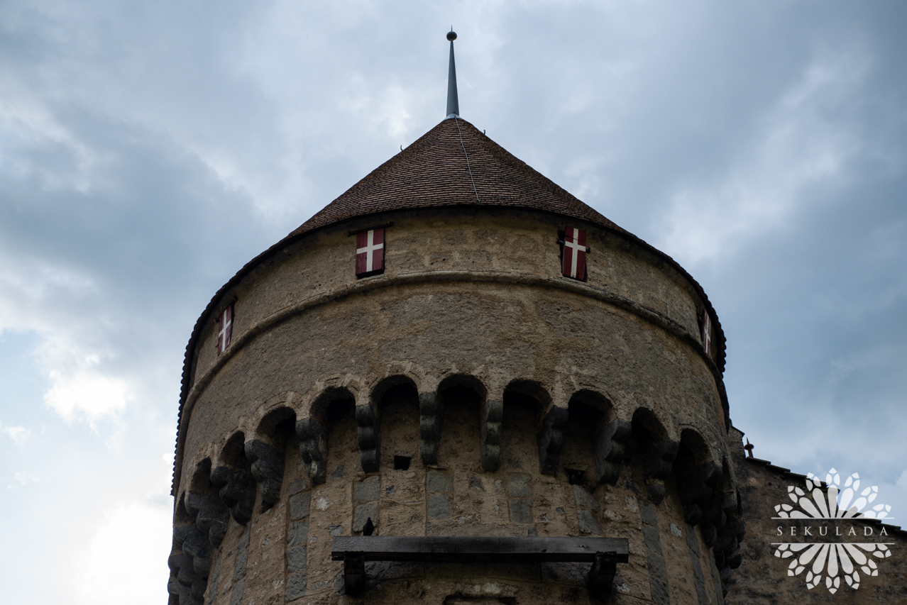 Machikuły jednej z wież murów obronnych w zamku Chillon; Kanton Vaud, Szwajcaria.
