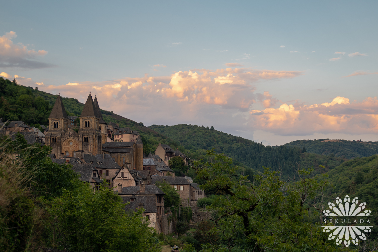 Opactwo w Conques (fr. L'abbatiale Sainte-Foy de Conques); Oksytania, Francja.