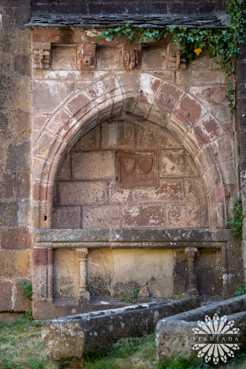 Sarkofagi kanoników w opactwie w Conques; Oksytania, Francja.