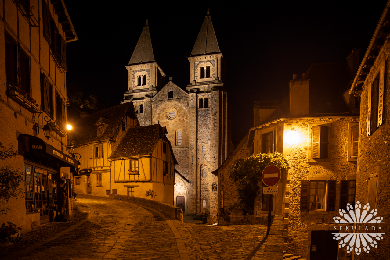 Opactwo w Conques nocą (fr. L'abbatiale Sainte-Foy de Conques); Oksytania, Francja.