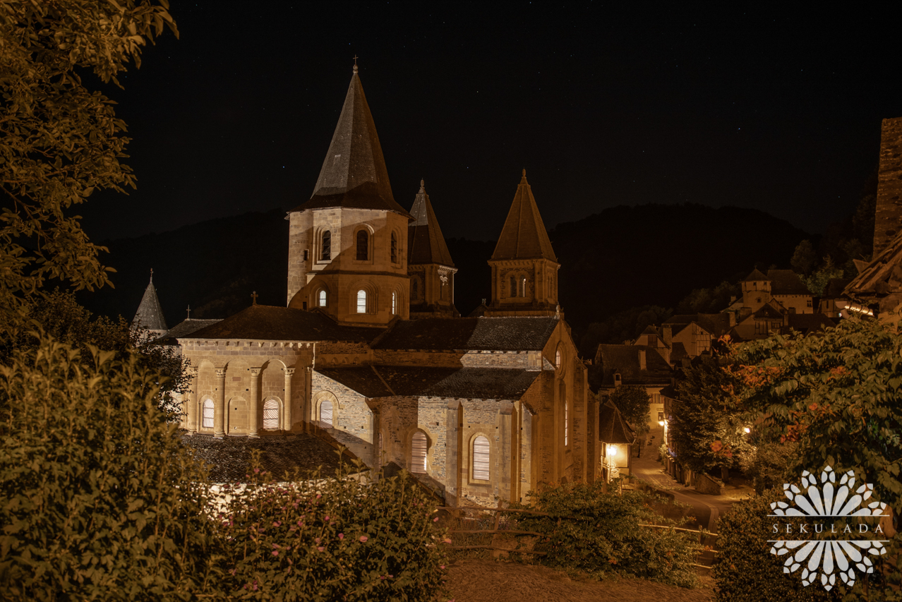 Opactwo w Conques nocą (fr. L'abbatiale Sainte-Foy de Conques); Oksytania, Francja.