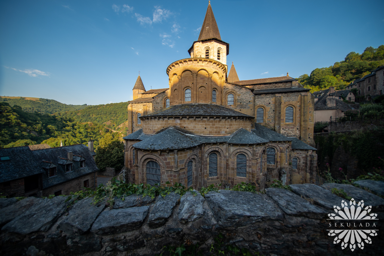 Opactwo w Conques (fr. L'abbatiale Sainte-Foy de Conques); Oksytania, Francja.