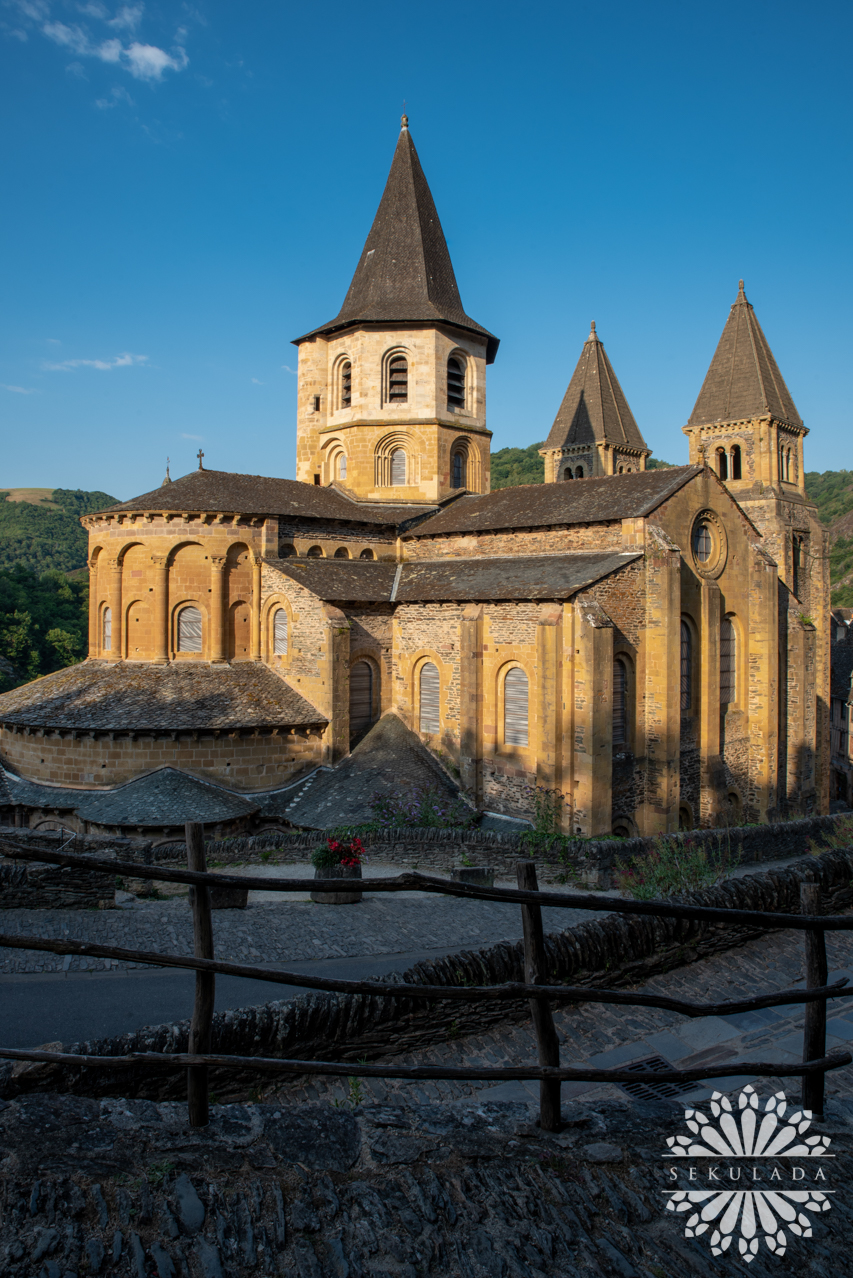 Opactwo w Conques (fr. L'abbatiale Sainte-Foy de Conques); Oksytania, Francja.