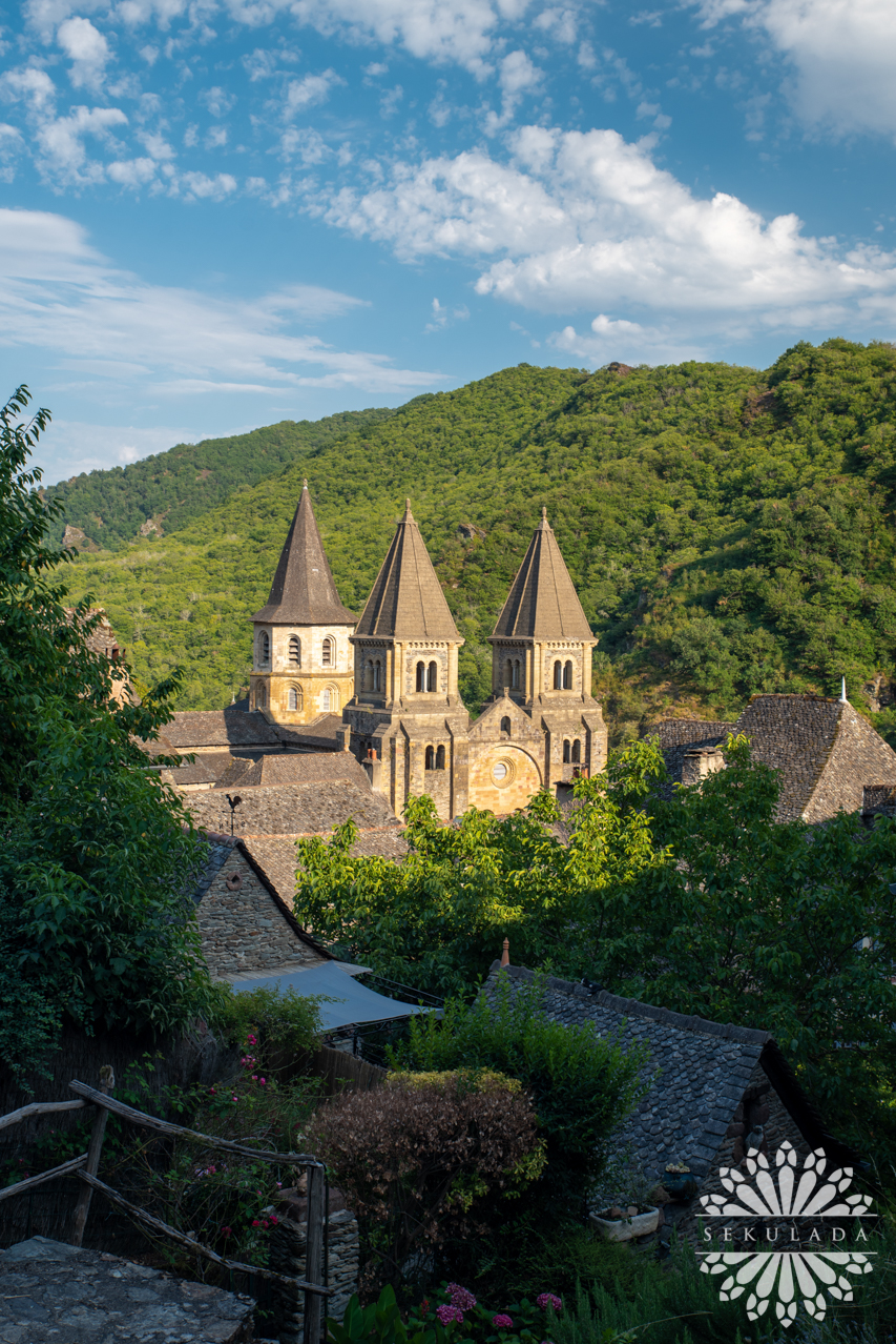 Kościół opacki w Conques; Oksytania, Francja.