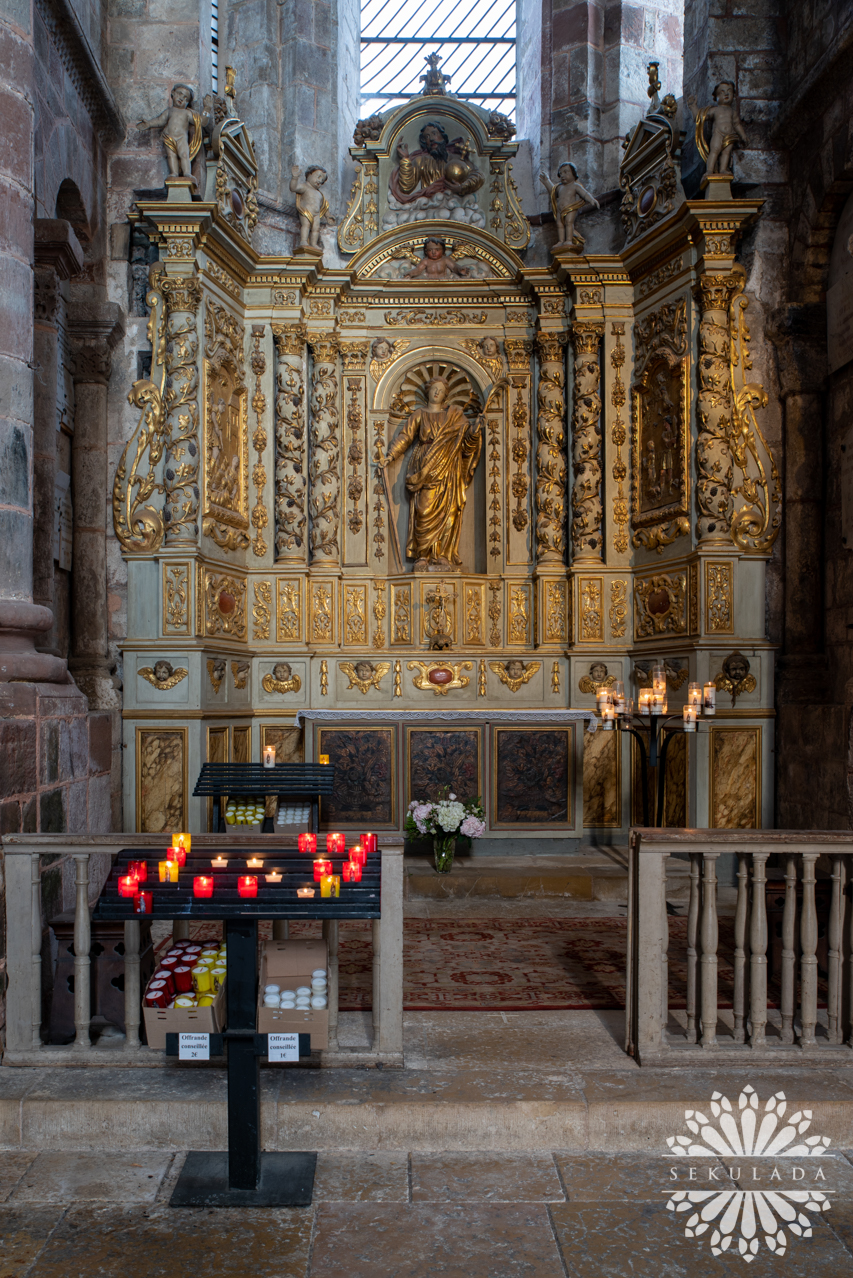 Ołtarz w kościele św. Fides w opactwie w Conques; Oksytania, Francja.