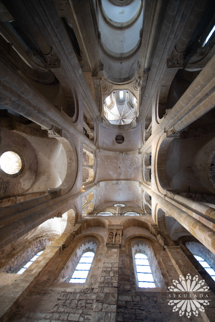 Sklepienia w kościele opackim; Conques, Francja.