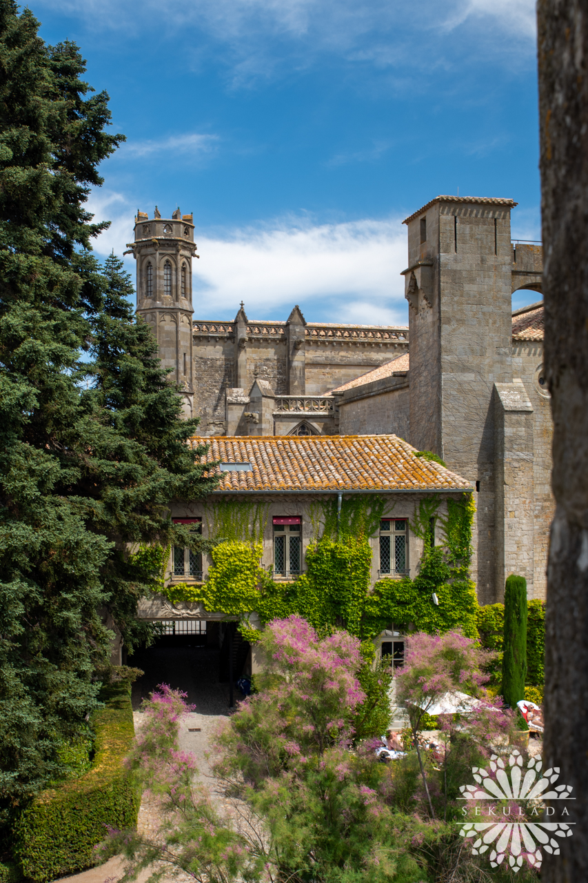 Dawna katedra w Carcassonne widziana z murów miejskich; Oksytania, Francja.