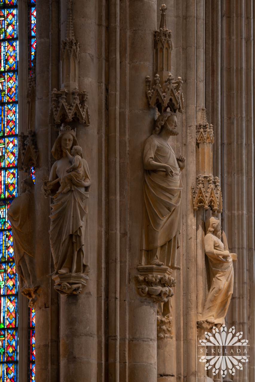 Posągi na filarach gotyckiego prezbiterium; Dawna katedra w Carcassonne, Francja.