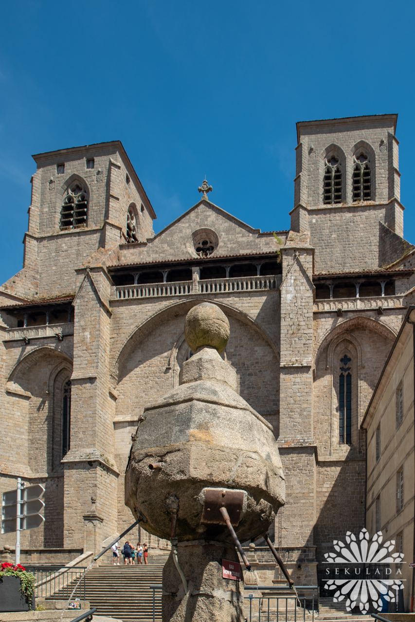 Kościół św. Roberta w La Chaise-Dieu (fr. Abbaye de la Chaise-Dieu); Owernia-Rodan-Alpy, Francja.