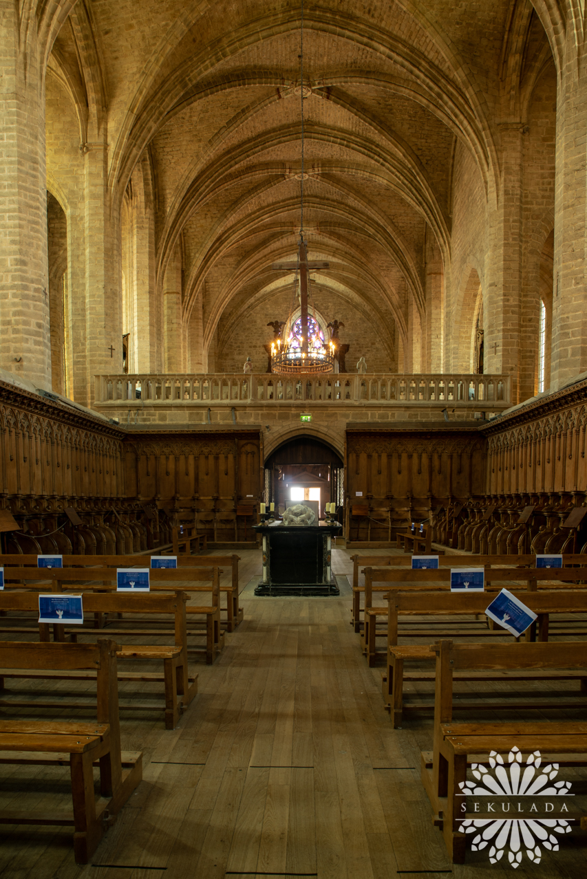 Nawa główna kościoła św. Roberta w opactwie La Chaise-Dieu (fr. Abbaye de la Chaise-Dieu); Owernia-Rodan-Alpy, Francja.