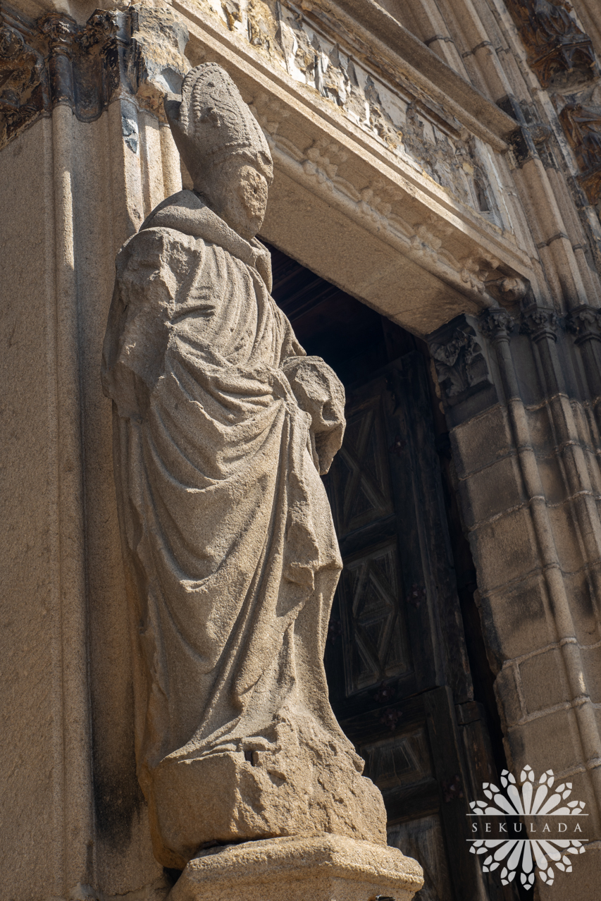 Figura przedstawiająca św. Roberta na trumeau kościoła pod jego wezwaniem; Opactwo w La Chaise-Dieu, Francja.