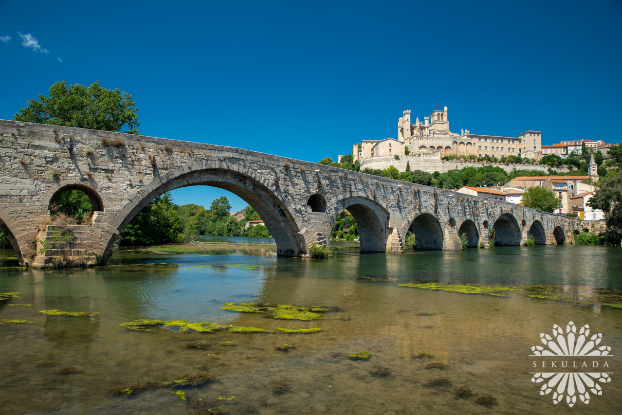 Dawna katedra w Beziers (fr. Cathédrale Saint-Nazaire et Saint-Celse de Béziers) oraz Pont Vieux; Oksytania, Francja.