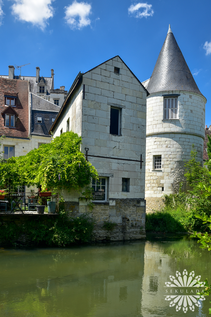 Renesansowa kamieniczka nad rzeką Indre w Loches; Region Centralny-Dolina Loary, Francja.