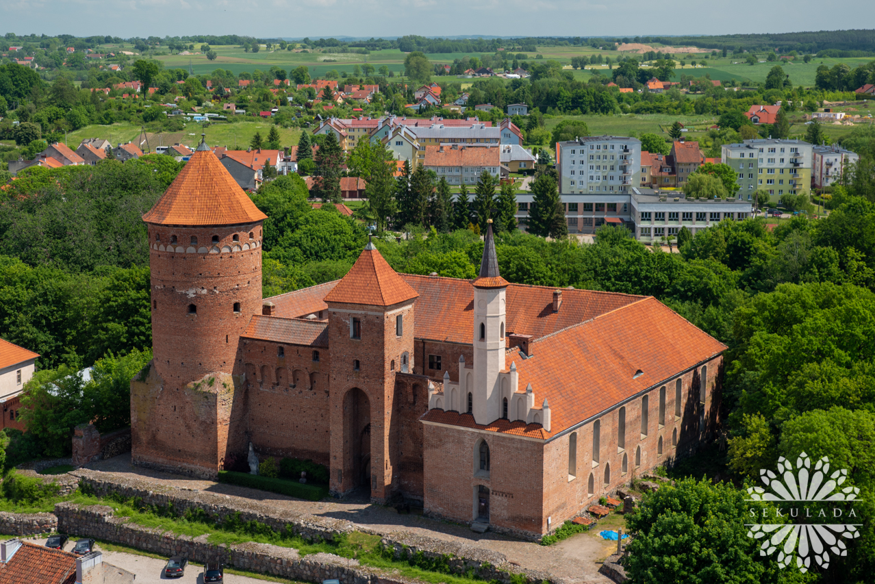 Zamek biskupów warmińskich widziany z wieży kościelnej; Reszel, woj. warmińsko-mazurskie.