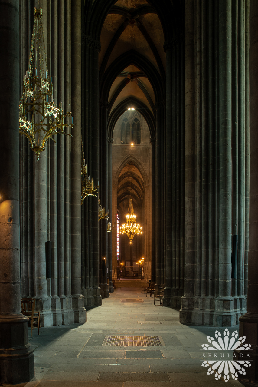 Nawa południowa; Katedra w Clermont-Ferrand, Francja.