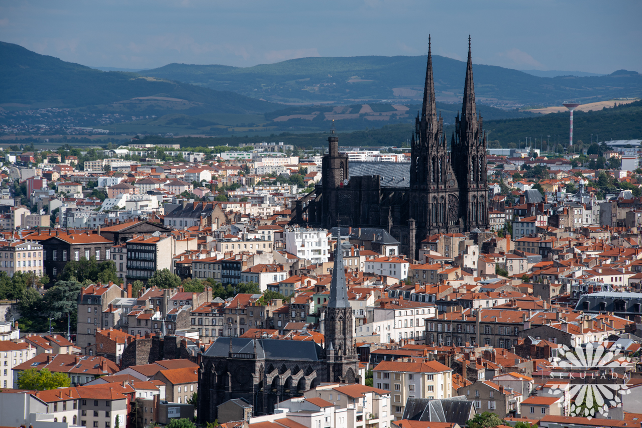 Katedra w Clermont-Ferrand pod wezwaniem Wniebowzięcia Najświętszej Marii Panny (fr. Cathédrale Notre-Dame-de-l'Assomption de Clermont-Ferrand); Owernia-Rodan-Alpy, Francja.