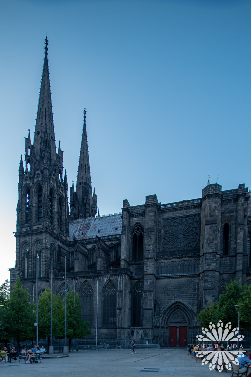 Katedra w Clermont-Ferrand pod wezwaniem Wniebowzięcia Najświętszej Marii Panny (fr. Cathédrale Notre-Dame-de-l'Assomption de Clermont-Ferrand); Owernia-Rodan-Alpy, Francja.