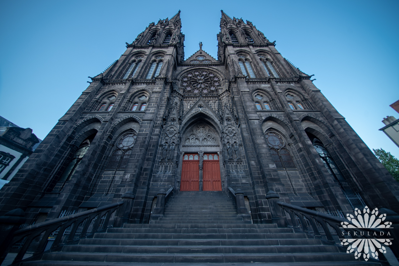 Katedra w Clermont-Ferrand pod wezwaniem Wniebowzięcia Najświętszej Marii Panny (fr. Cathédrale Notre-Dame-de-l'Assomption de Clermont-Ferrand); Owernia-Rodan-Alpy, Francja.