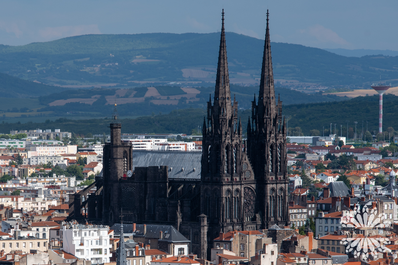 Katedra w Clermont-Ferrand pod wezwaniem Wniebowzięcia Najświętszej Marii Panny (fr. Cathédrale Notre-Dame-de-l'Assomption de Clermont-Ferrand); Owernia-Rodan-Alpy, Francja.