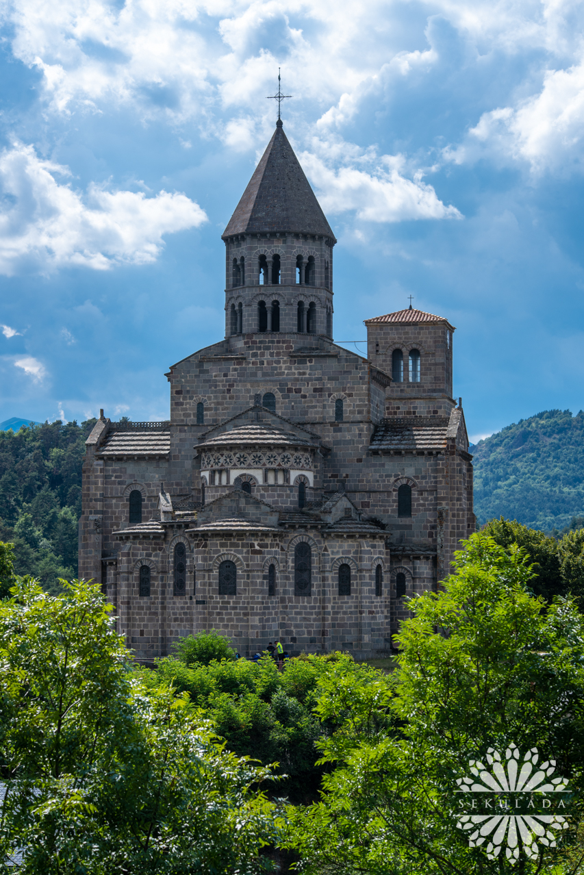 Kościół w Saint-Nectaire pw. św. Nektariusza i Najświętszej Maryi Panny z Mont Cornadore (fr. Église Saint-Nectaire lub Église Notre-Dame du Mont Cornadore); Owernia-Rodan-Alpy, Francja.