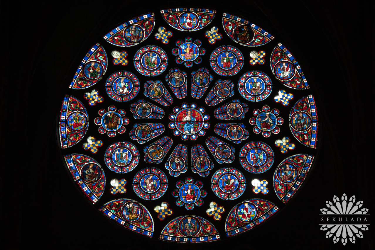 Rozeta północna - Gloryfikacja Jezusa; Katedra w Chartres, Francja.