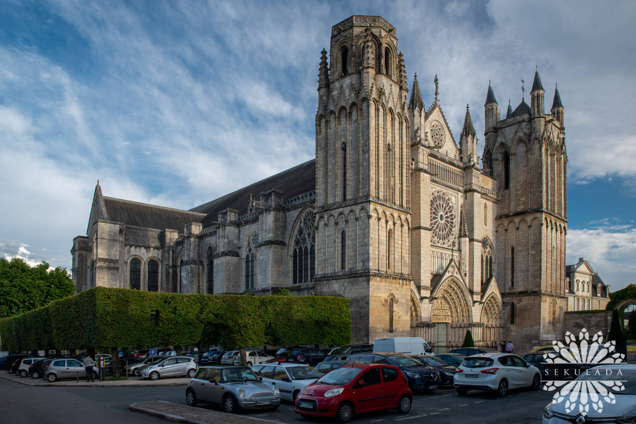 Poświęcona świętemu Piotrowi katedra w Poitiers (fr. Cathédrale Saint-Pierre de Poitiers); Nowa Akwitania, Francja.