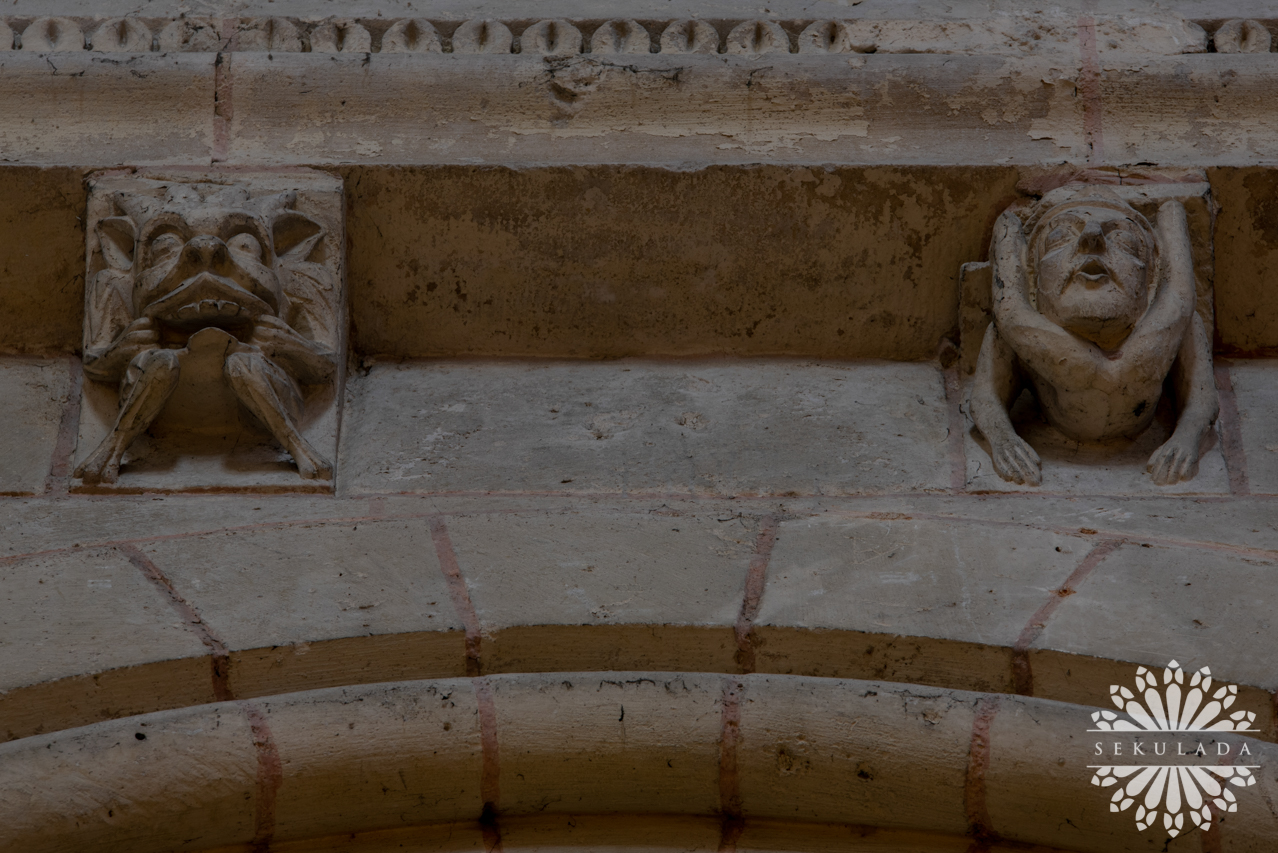 Modyliony z katedry św. Piotra w Poitiers; Nowa Akwitania, Francja.