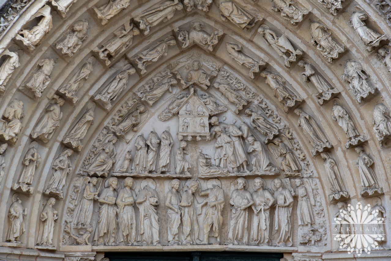 Tympanon boczny św. Tomasza Apostoła w katedrze św. Piotra w Poitiers (fr. Cathédrale Saint-Pierre de Poitiers); Nowa Akwitania, Francja.