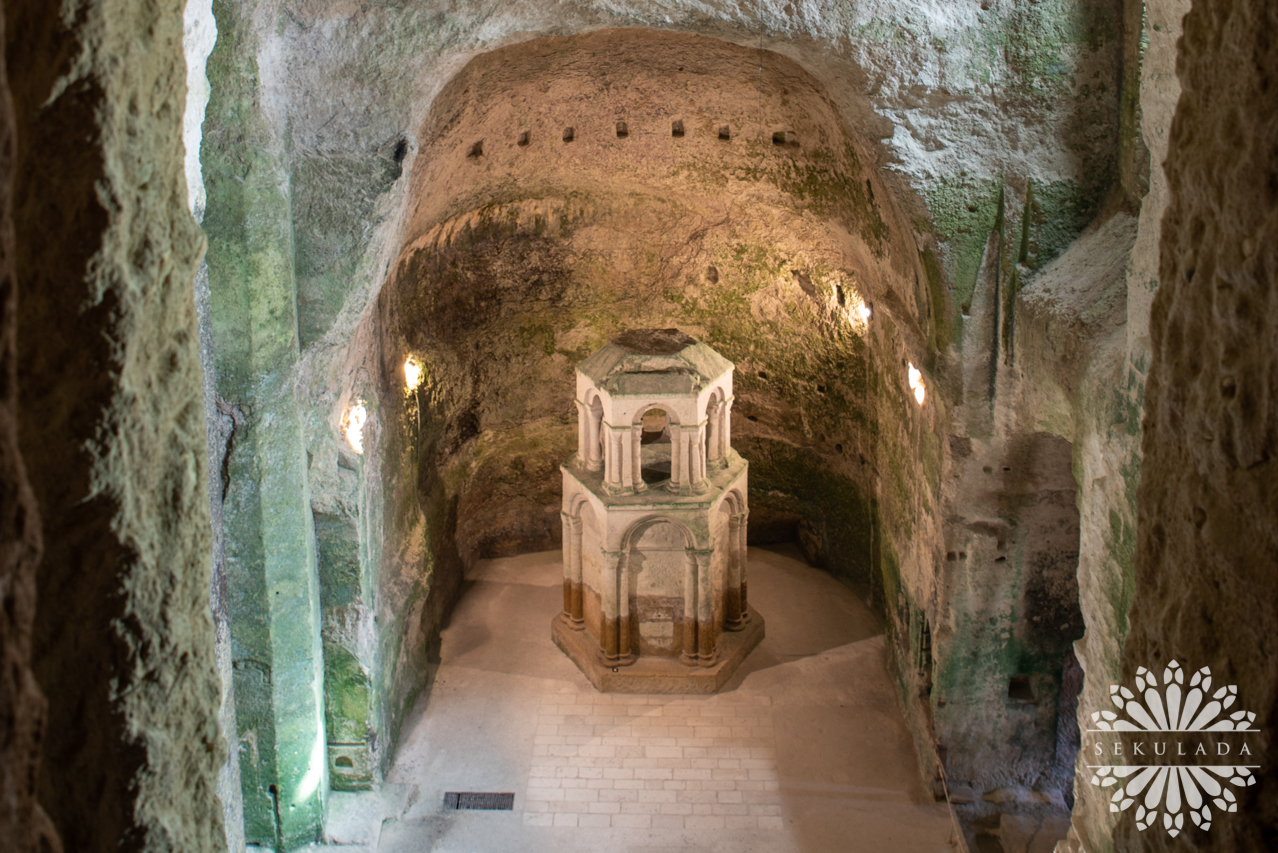 Podziemny kościół w Aubeterre-sur-Dronne (fr. Église Saint-Jean d'Aubeterre-sur-Dronne); Nowa Akwitania, Francja.
