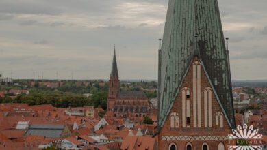 Kościół św. Mikołaja oraz kościół św. Jana w Lüneburgu (widok z pobliskiej wieży ciśnień); Dolna Saksonia, Niemcy.