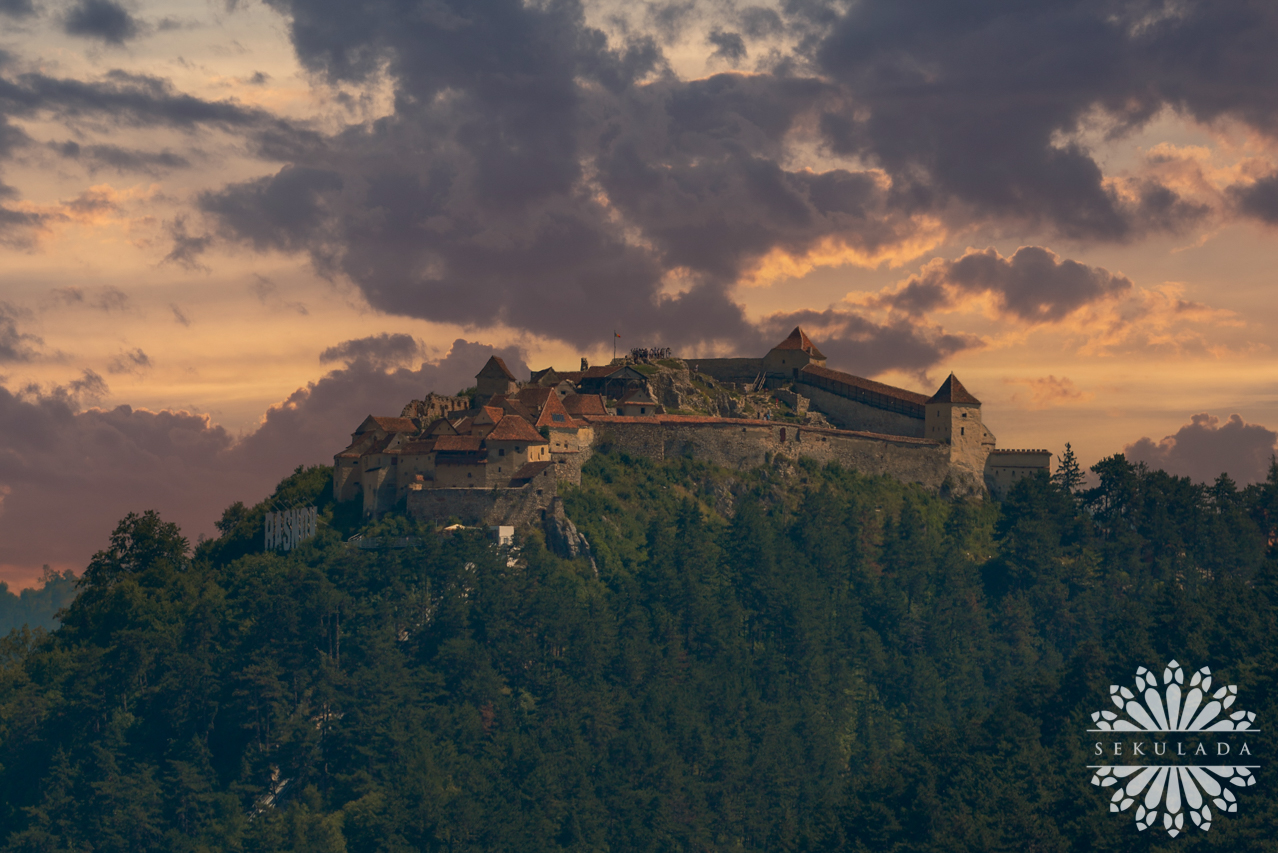 Zamek w Râșnov (rum. Cetatea Râșnov); Transylwania, Rumunia.