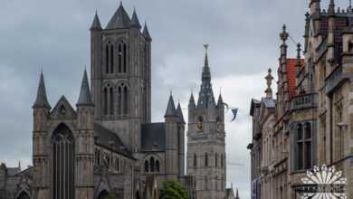 Widok z Korenlei na kościół św. Mikołaja i Belfryego w Gandawie; Flandria, Belgia.