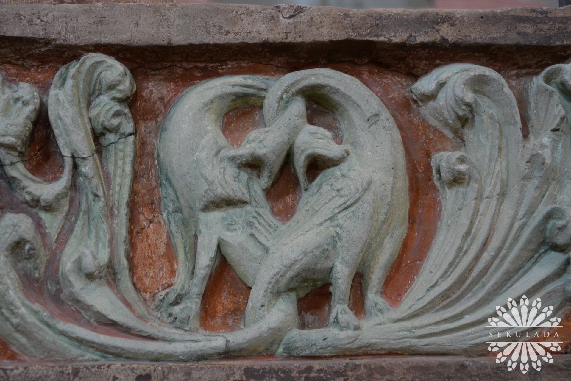 Fryz z anielskiego chóru; w kościele św. Michała w Hildesheim, Niemcy.