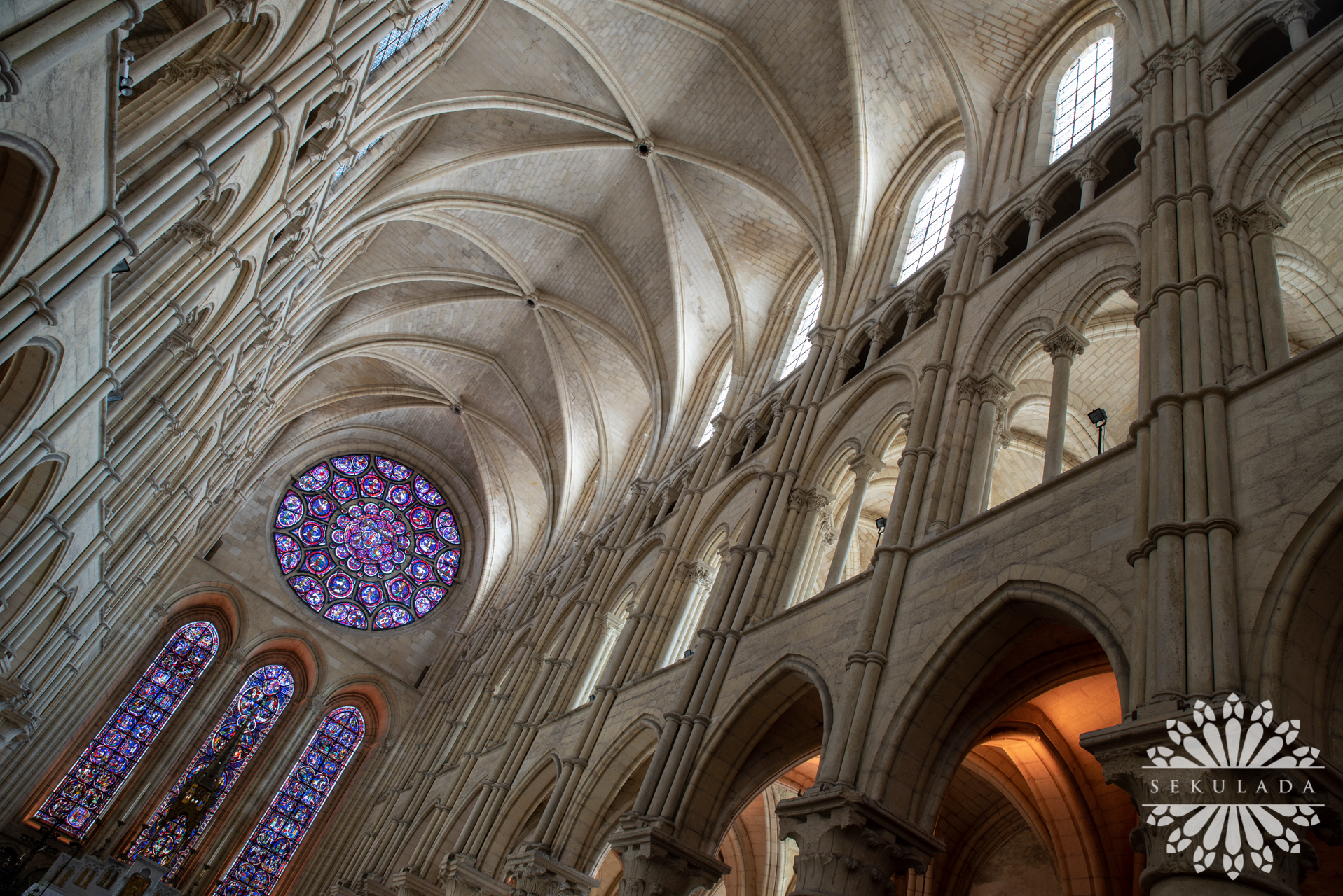 Sklepienie nawy głównej katedry Najświętszej Maryi Panny w Laon (fr. Cathédrale Notre-Dame de Laon); Hauts-de-France, Francja.