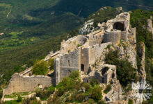 Zamek Peyrepertuse (fr. Château de Peyrepertuse); Oksytania, Francja.