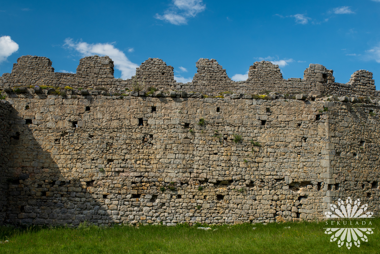 Krenelaż zamku dolnego w Puilaurens; Oksytania, Francja.