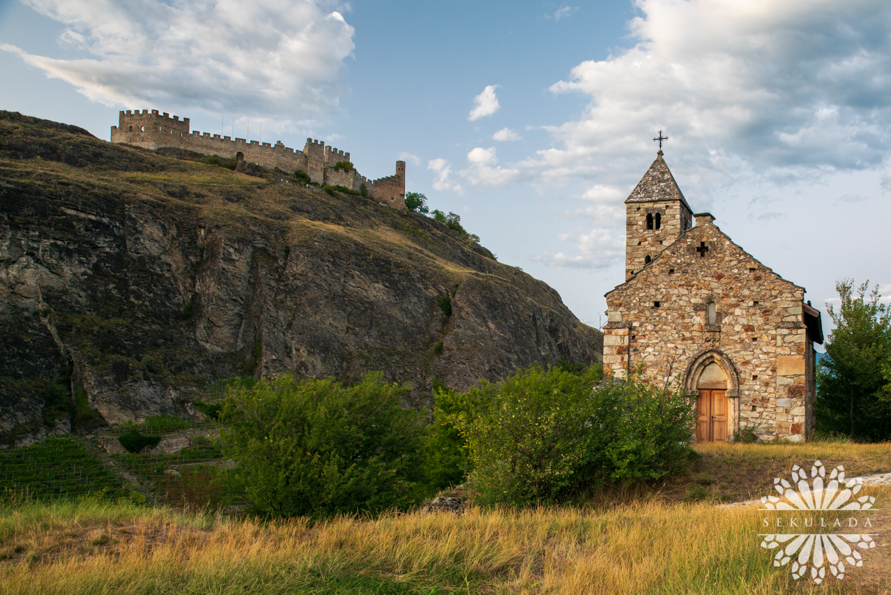 Zamek Tourbillon w Sionie (fr. Château de Tourbillon) oraz Kaplica Wszystkich Świętych (fr. Chapelle de Tous-les-Saints de Sion); Kanton Valais, Szwajcaria.
