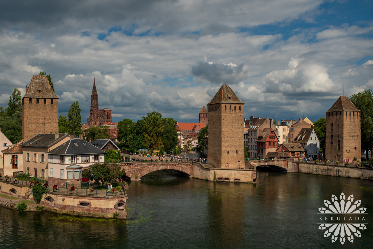 Kryte Mosty w Strasburgu (fr. Ponts Couverts) z XIII wieku; Grand Est, Francja.