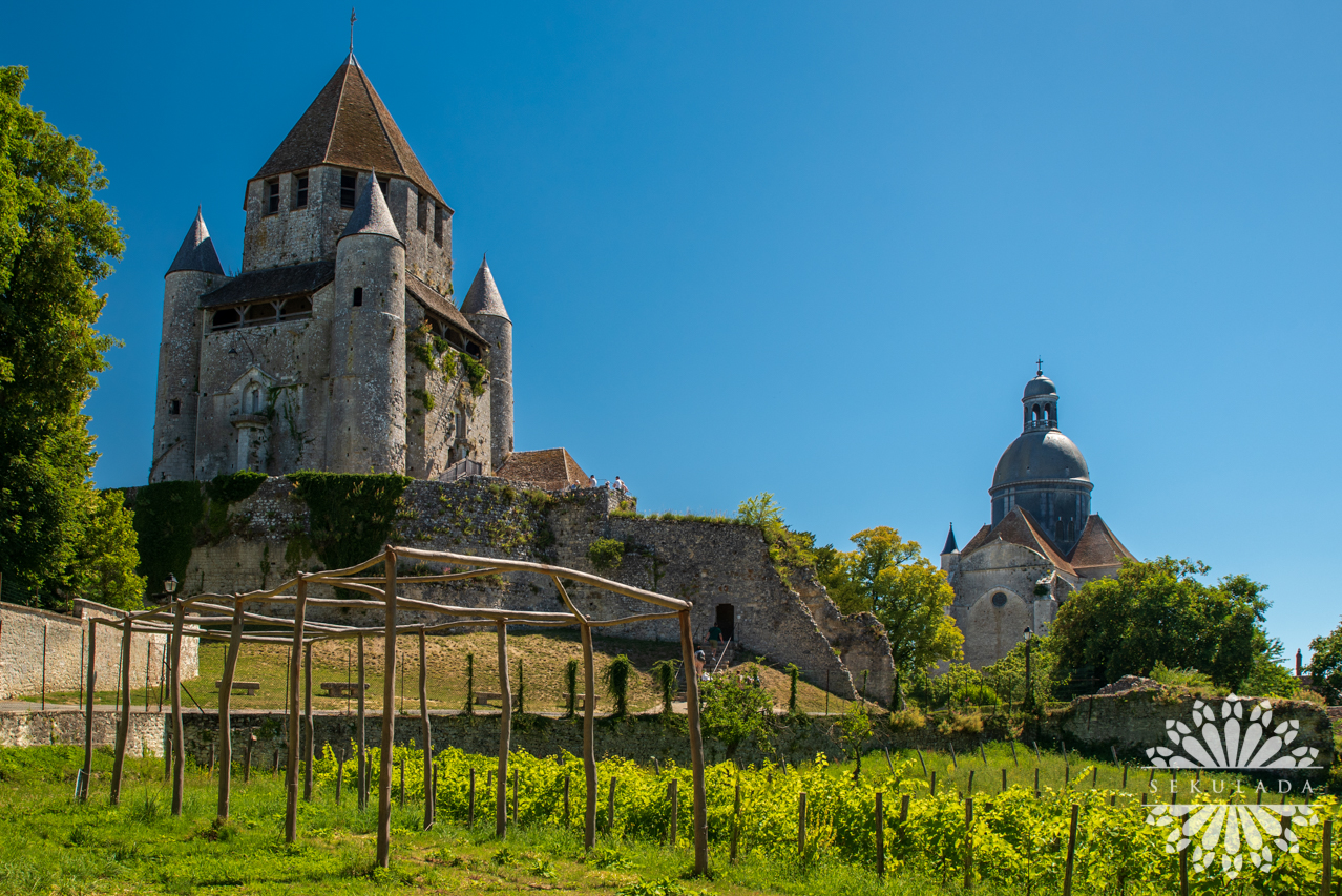 Wieża Cezara oraz kolegiata św. Cyriaka w Provins; Île-de-France, Francja.